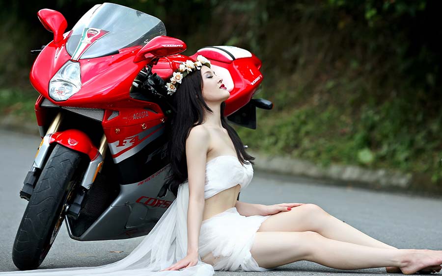 Beautiful girls and motorcycles in Kagoshima